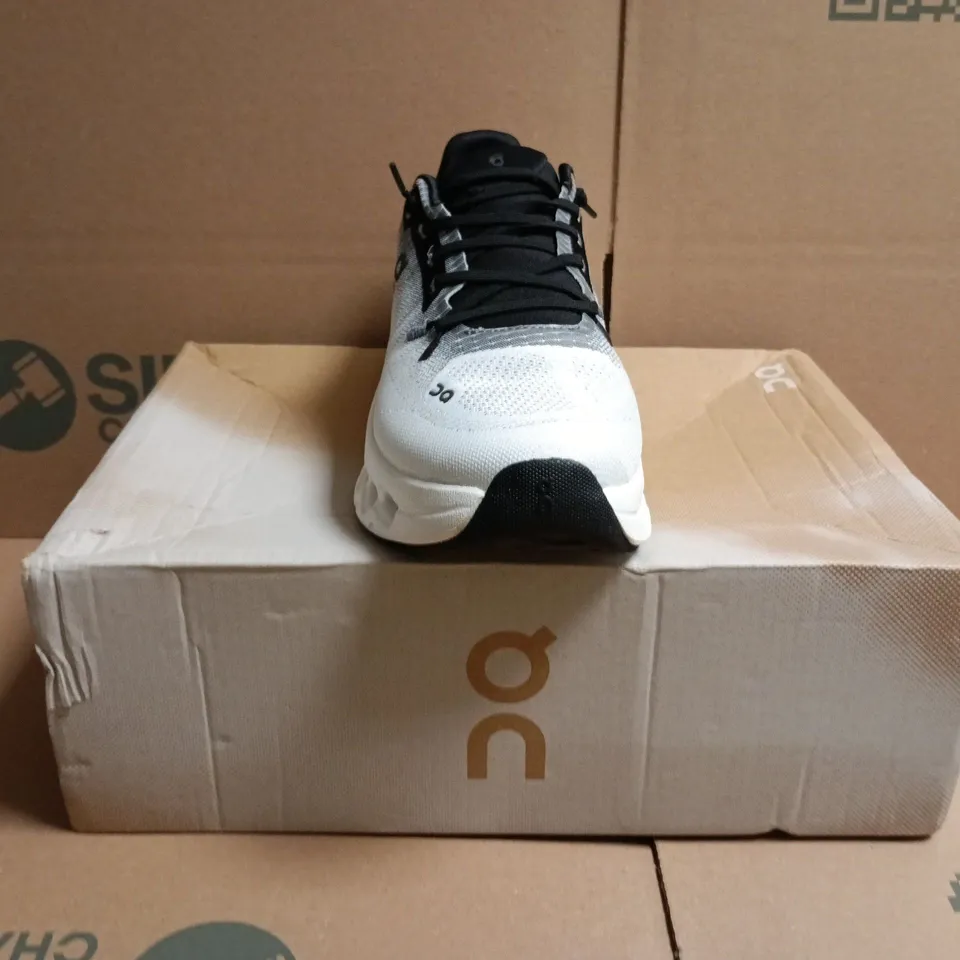 BOXED PAIR OF ON CLOUDTILT TRAINERS IN BLACK/IVORY SIZE UK 6