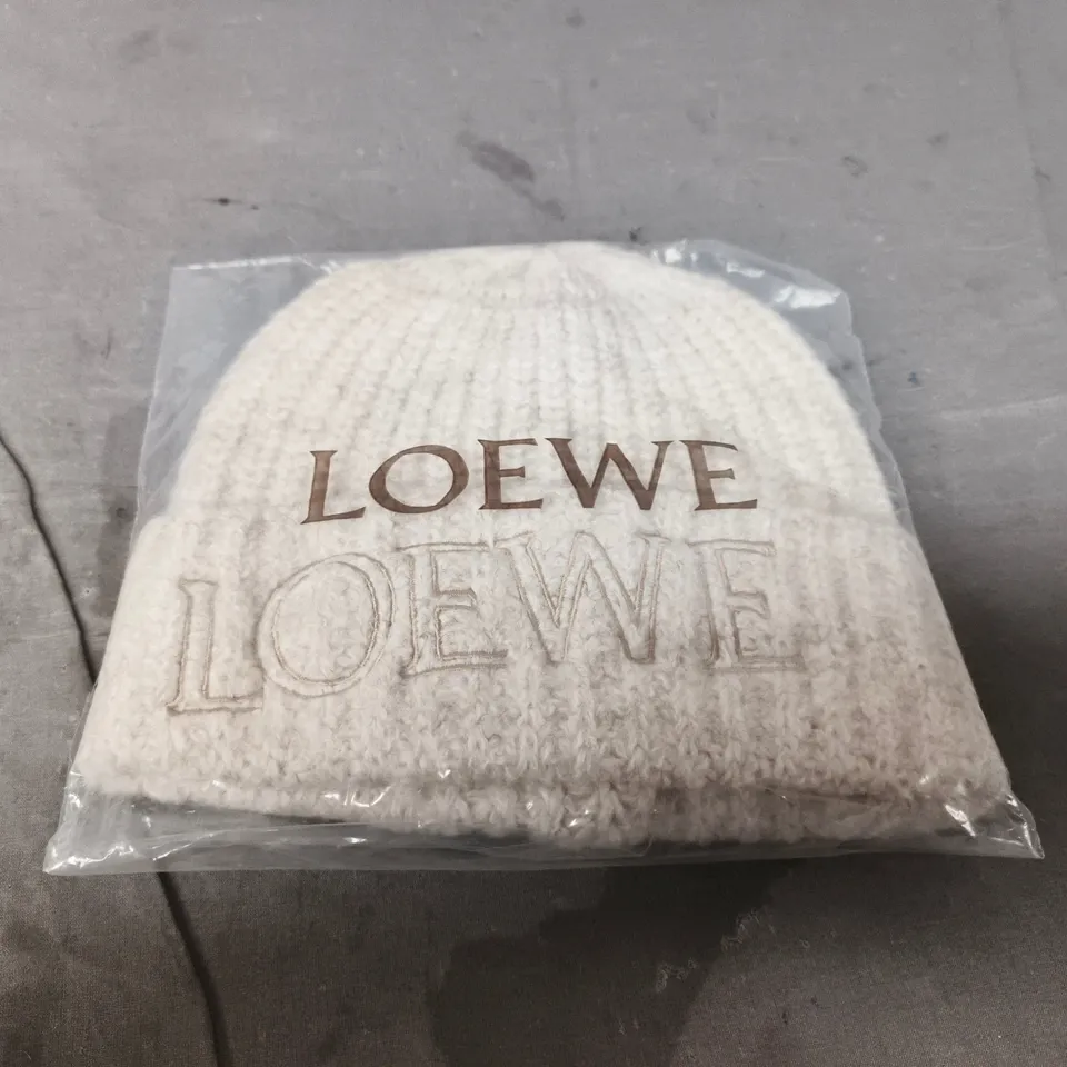 LOEWE KNIT BEANIE – WHITE
