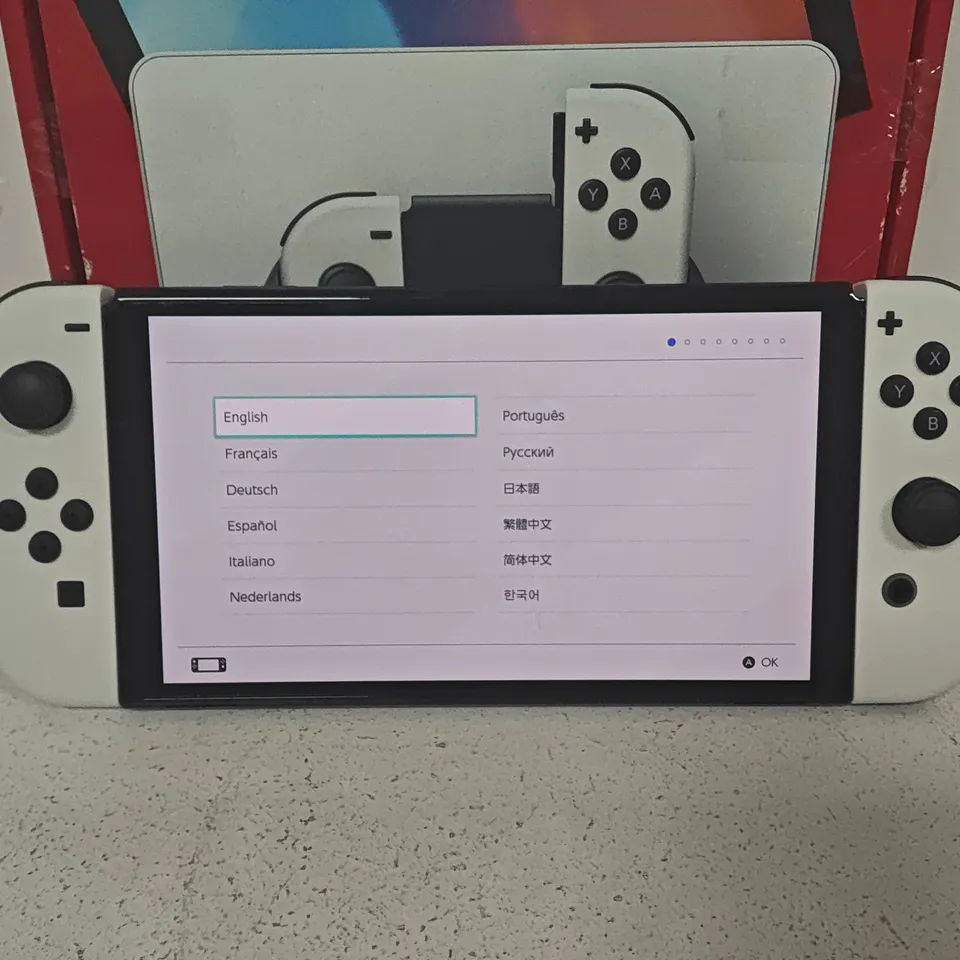BOXED NINTENDO SWITCH OLED HANDHELD GAMING CONSOLE WITH WHITE JOY-CONS