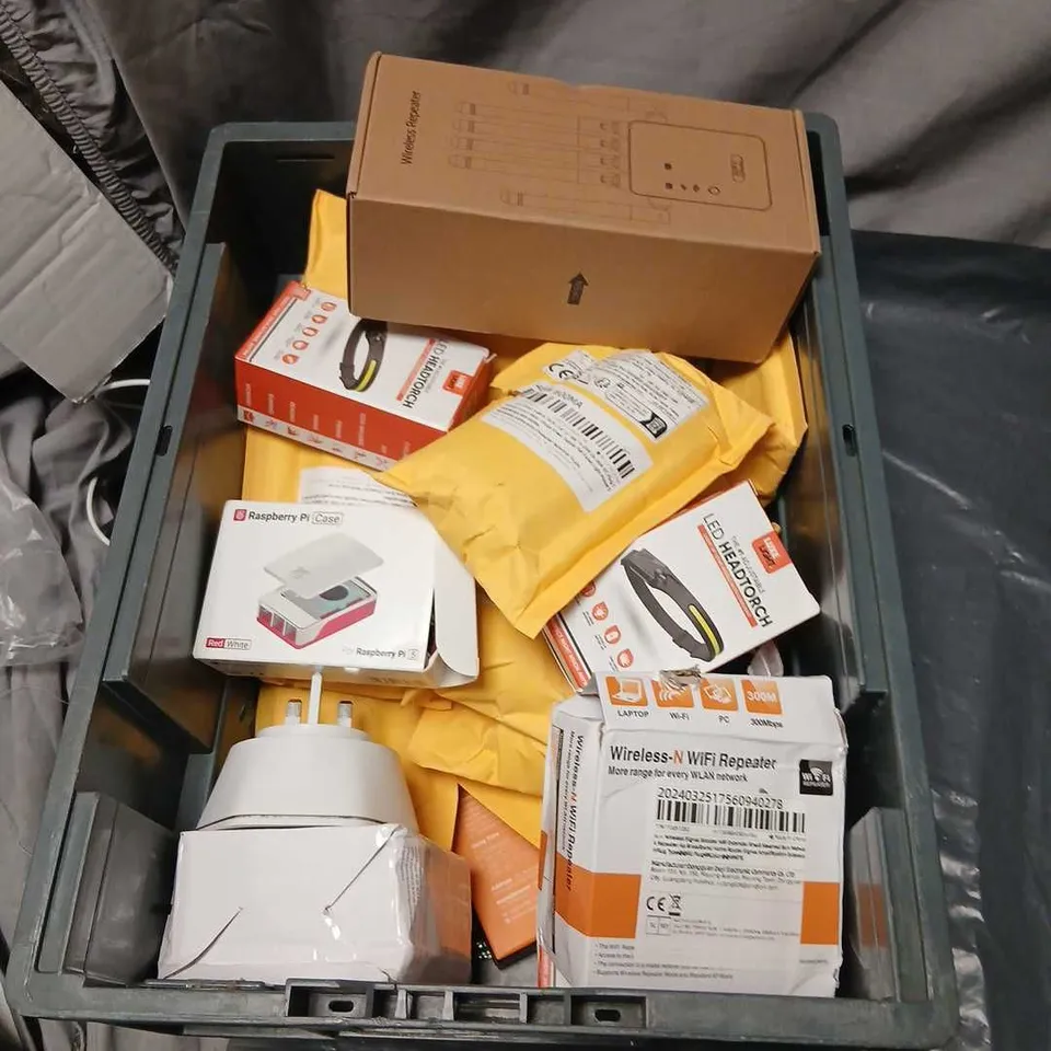 LARGE QUANTITY OF ASSORTED ELECTRICAL ACCESSORIES