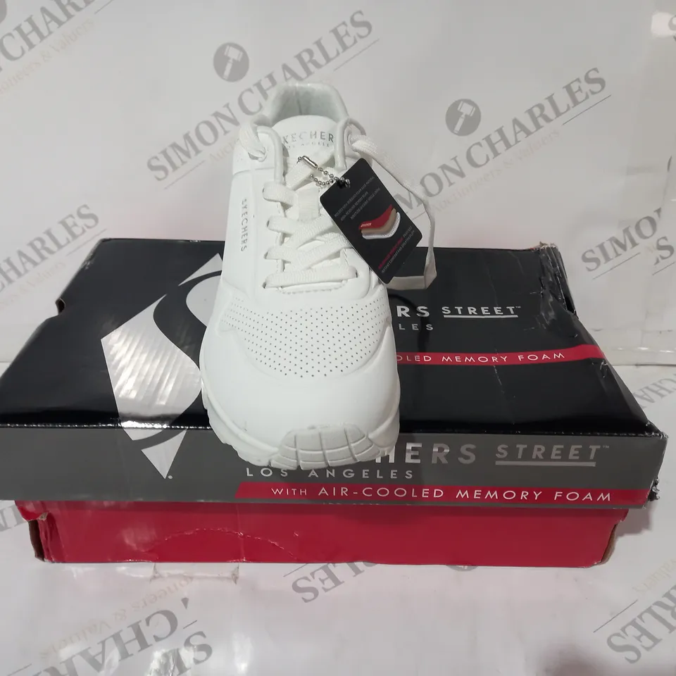 BOXED PAIR OF SKECHERS LOS ANGELES SHOES IN WHITE UK SIZE 4