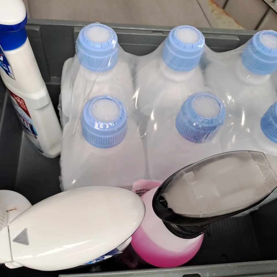 APPROXIMATELY 10 ASSORTED HOUSEHOLD LIQUID ITEMS TO INCLUDE FLOOR CLEANER, FAIRY ORIGINAL, ETC - COLLECTION ONLY