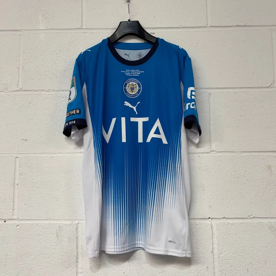STOCKPORT COUNTY F.C VERTU TROPHY FINALS MATCH WORN HOME SHIRT IN BLUE/WHITE - EU M / ROMAN DIXON #12
