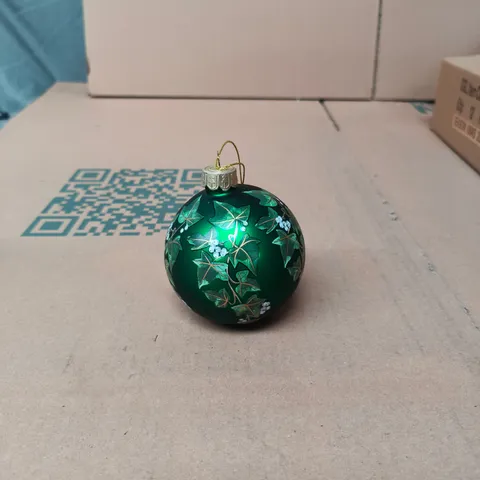 GISELA GRAHAM LONDON - BOX OF 12 GREEN CHRISTMAS BAUBLES WITH HOLLY PATTERN