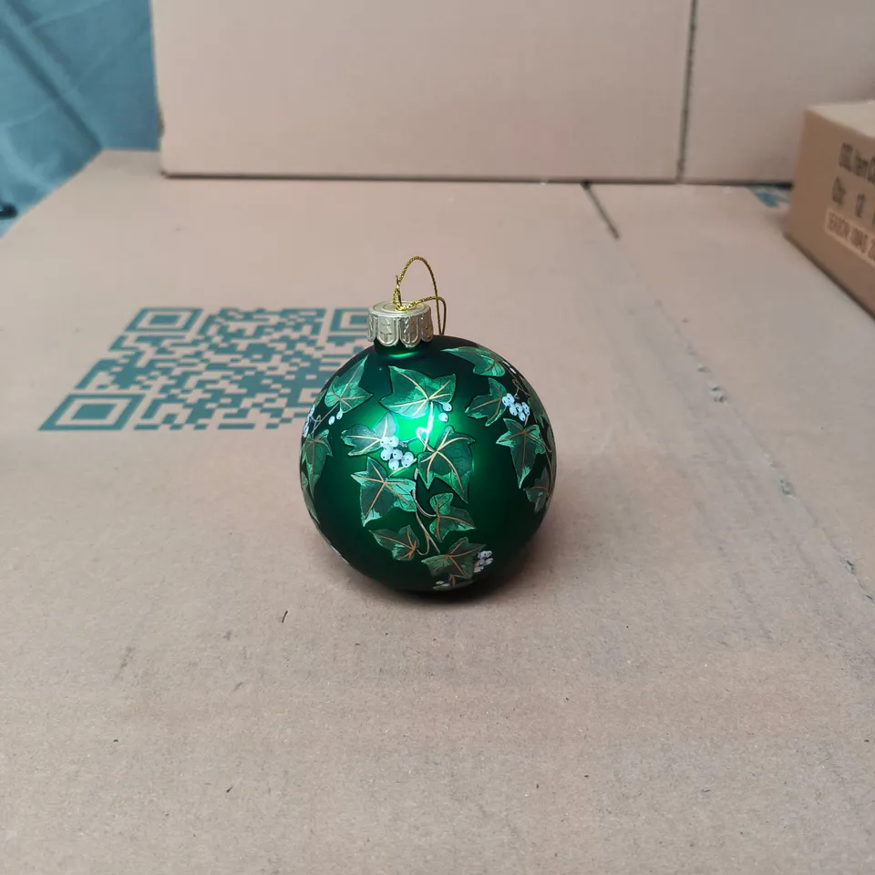 GISELA GRAHAM LONDON - BOX OF 12 GREEN CHRISTMAS BAUBLES WITH HOLLY PATTERN