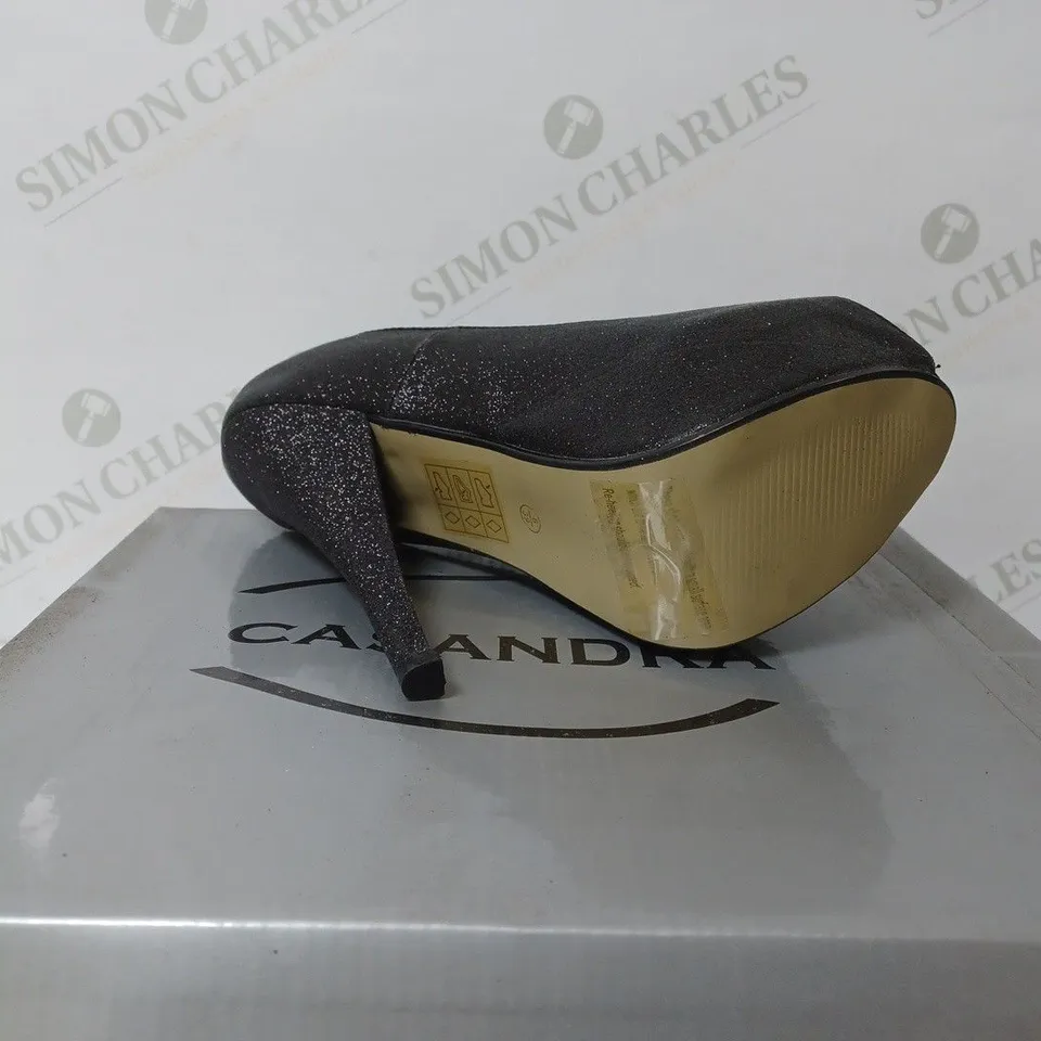 BOXED PAIR OF CASANDRA OPEN TOE HEELED PLATFORM SHOES IN BLACK GLITTER SIZE 6 