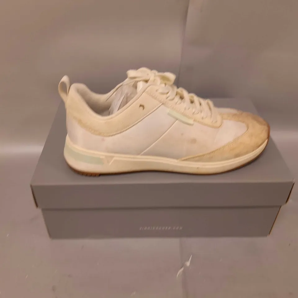 BOXED VIONIC BREILYN TRAINERS SIZE 5.5