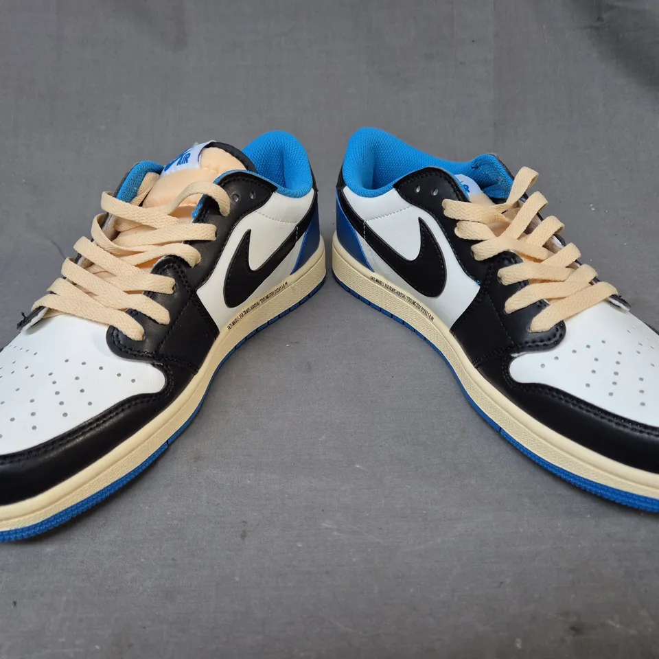 BOXED PAIR OF NIKE AIR JORDAN 1 RETRO SHOES IN WHITE/BLACK/CREAM/BLUE UK SIZE 8.5