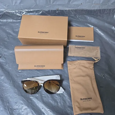 BURBERRY DAISY SQUARE SUNGLASSES - BLACK