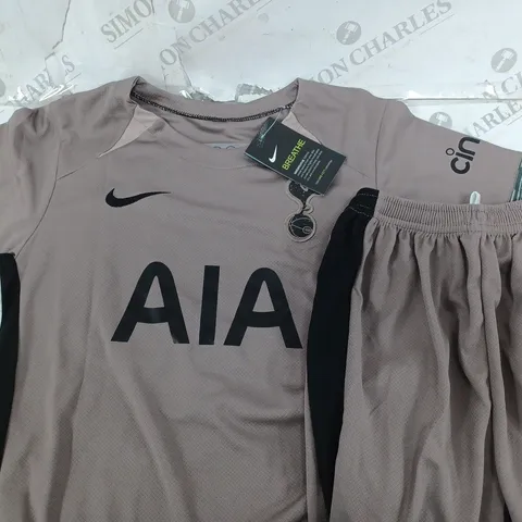 CHILDRANS TOTTENHAM KIT WITH MADDISON ON BACK SIZE 26 / UK 8.5