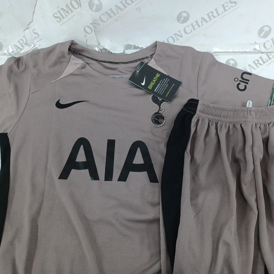 CHILDRANS TOTTENHAM KIT WITH MADDISON ON BACK  SIZE 26 / UK 8.5 