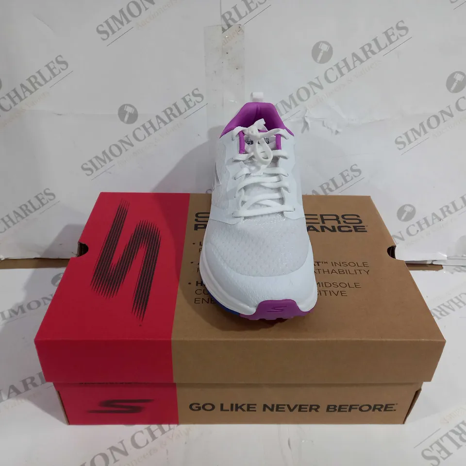 BOXED PAIR OF SKECHERS GO RUN PERFORMANCE SHOES WHITE/PURPLE UK SIZE 7