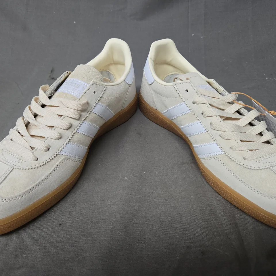 BOXED PAIR OF ADIDAS HANDBALL SPEZIAL SHOES IN LIGHT SAND/WHITE UK SIZE 8