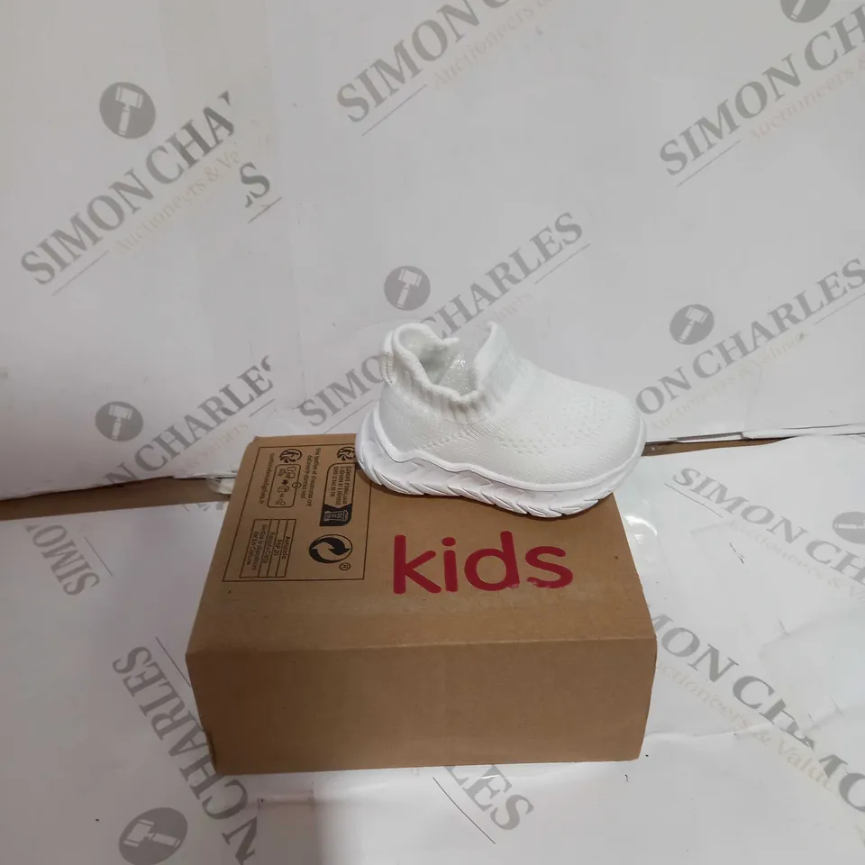 BOXED PAIR OF CHILDRENS WHITE LACELESS TRAINERS - UNKOWN SIZE 