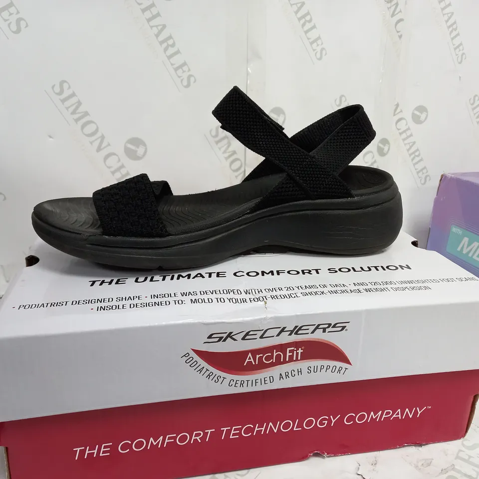 SKETCHERS ARCHFIT BLACK SHOES SIZE 5