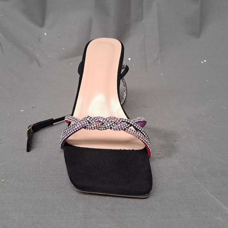 BOXED PAIR OF DESIGNER OPEN TOE CLEAR BLOCK HEEL SANDALS IN BLACK W. JEWEL EFFECT EU SIZE 41