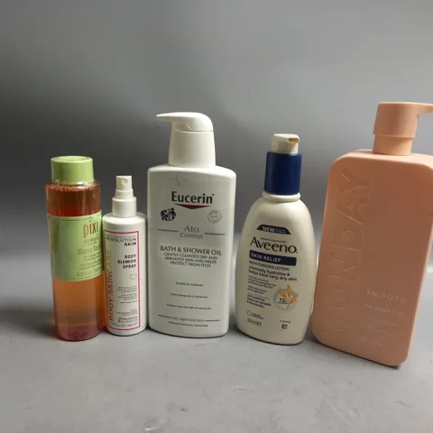 APPROXIMATELY 10 ASSORTED HEALTH AND BEAUTY PRODUCTS TO INCLUDE PIXI SKINTREATS GLOW TONIC, REVOLUTION SKIN BODY BLEMISH SPRAY, EUCERIN BATH & SHOWER OIL, MONDAY SMOOTH SHAMPOO