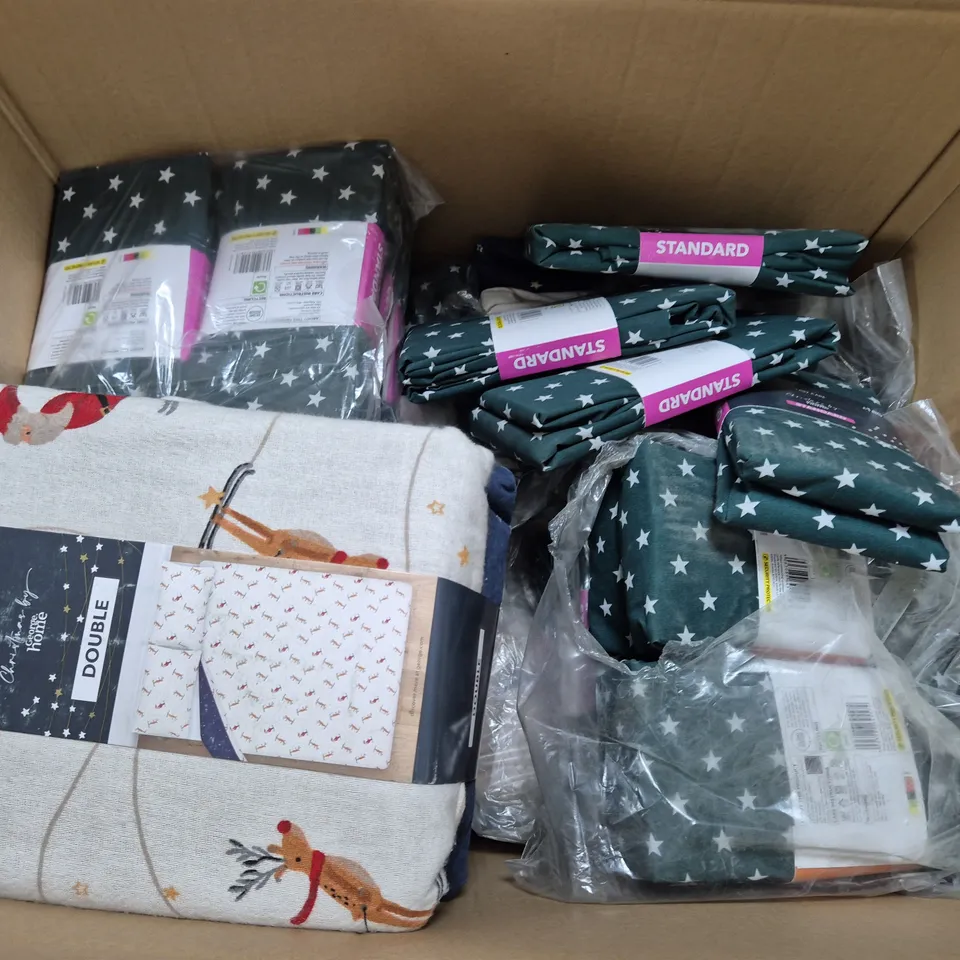 BOX OF APPROXIMATELY 12 ASSORTED BEDDING & SOFT FABRICS ITEMS TO INCLUDE - FITTED SHEETS - DUVET SET - 2 PILLOWCASES ETC. 