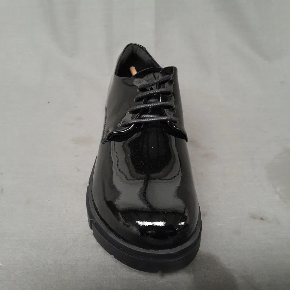 BOXED PAIR OF CLARKS LACE-UP SHOES IN GLOSSY BLACK UK SIZE 7