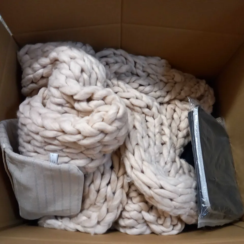 LARGE BOX OF APPROXIMATELY 15 ASSORTED HOUSEHOLD ITEMS TO INCLUDE: CHUNKY KNITTED THROW, MATTRESS PROTECTOR, FITTED SHEET