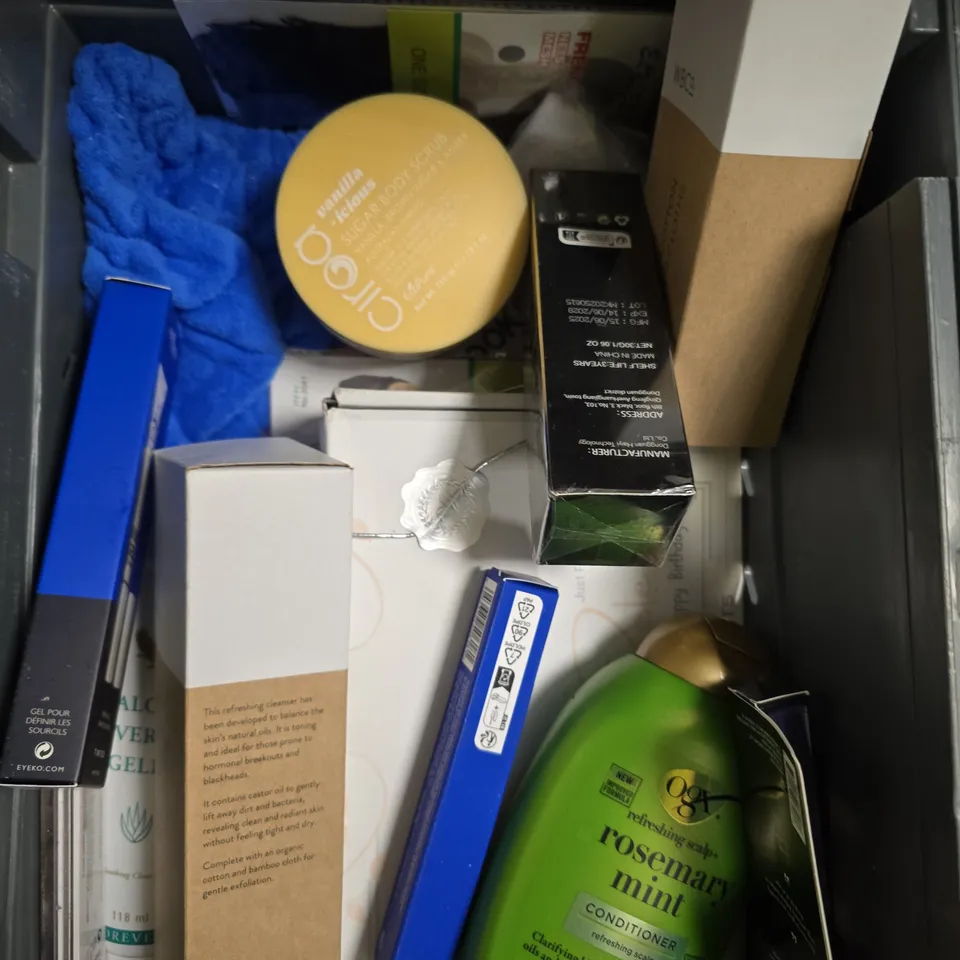 APPROXIMATEY 20 ASSORTED HEALTH AND BEAUTY PRODUCTS TO INCLUDE - BULL DOG OIL CONTROL FACIAL WASH - BRUSH WORKS PUFF IT PRETTY SET AND LOOK FANTASTIC FACE CLOTH