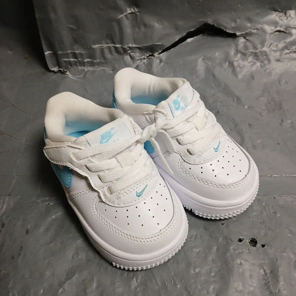 PAIR OF NIKE FORCE 1 CHILDRENS TRAINERS - CHILDRENS 4.5