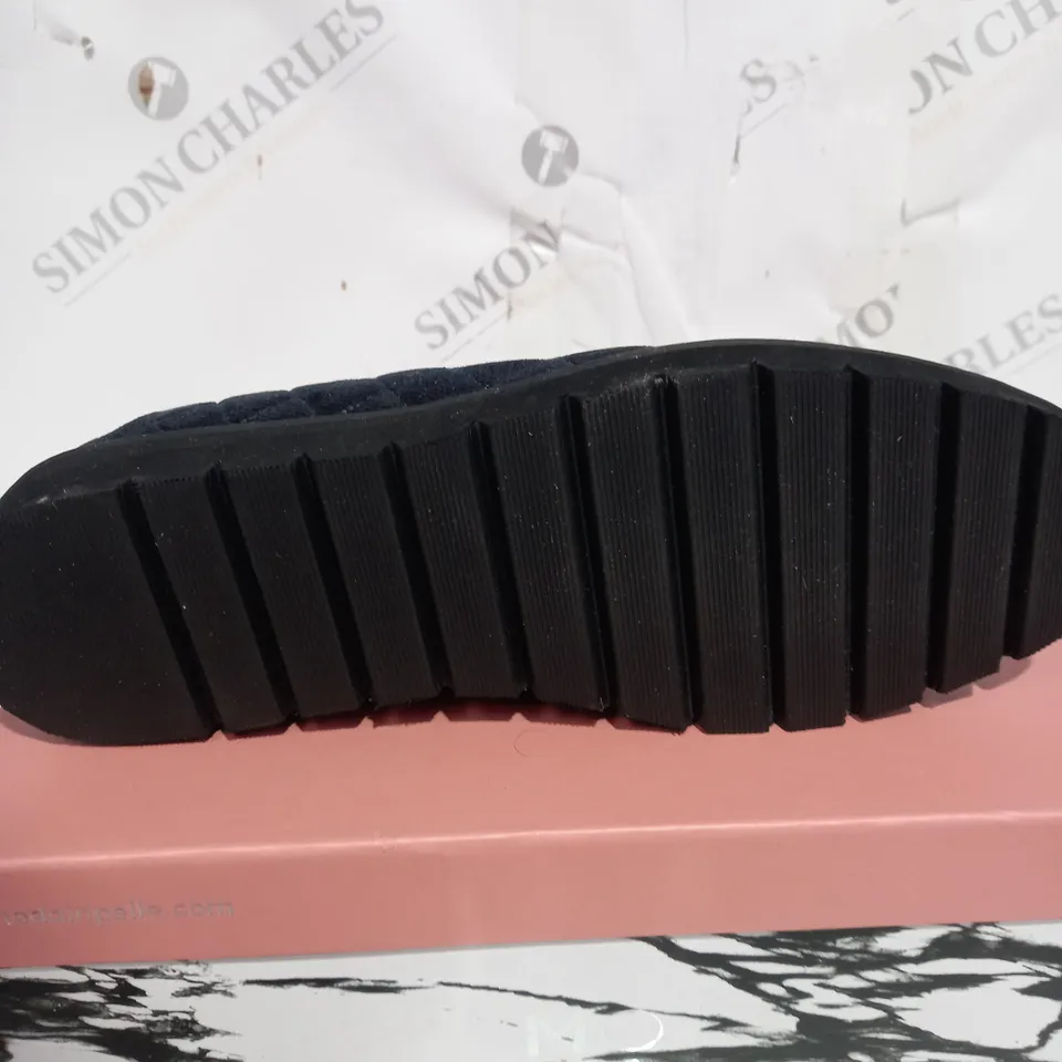 BOXED PAIR OF MODA IN PELLE EMMERSON NAVY BLUE SIZE 7