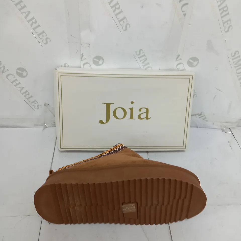 BOXED PAIR OF JOIA SLIP ON BROWN PLATFORM BOOTS SIZE 41