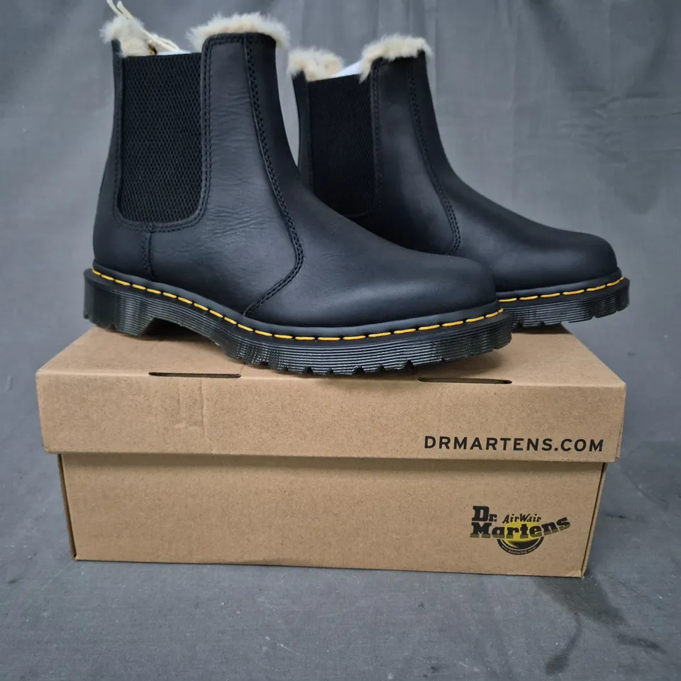 BOXED PAIR OF DR MARTENS 2976 LEONORE ANKLE BOOTS IN BLACK UK SIZE 6