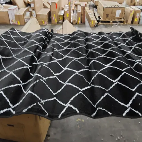 ZIGZAG NOIR DIAMOND PATTERN RUG - BLACK // SIZE: 120 X 160cm