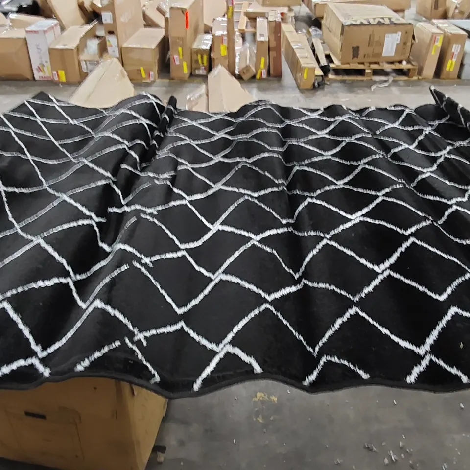 ZIGZAG NOIR DIAMOND PATTERN RUG - BLACK // SIZE: 120 X 160cm