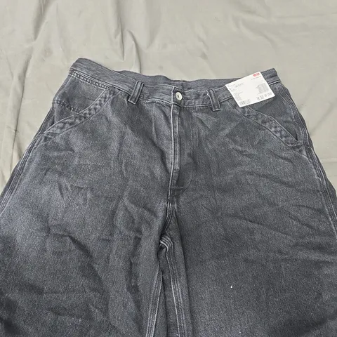 UNIQLO DENIM SHORTS IN DARK GREY - L