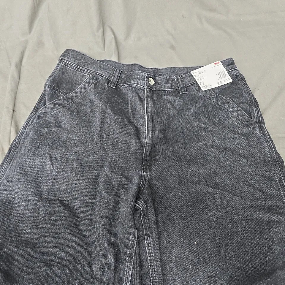 UNIQLO DENIM SHORTS IN DARK GREY - L