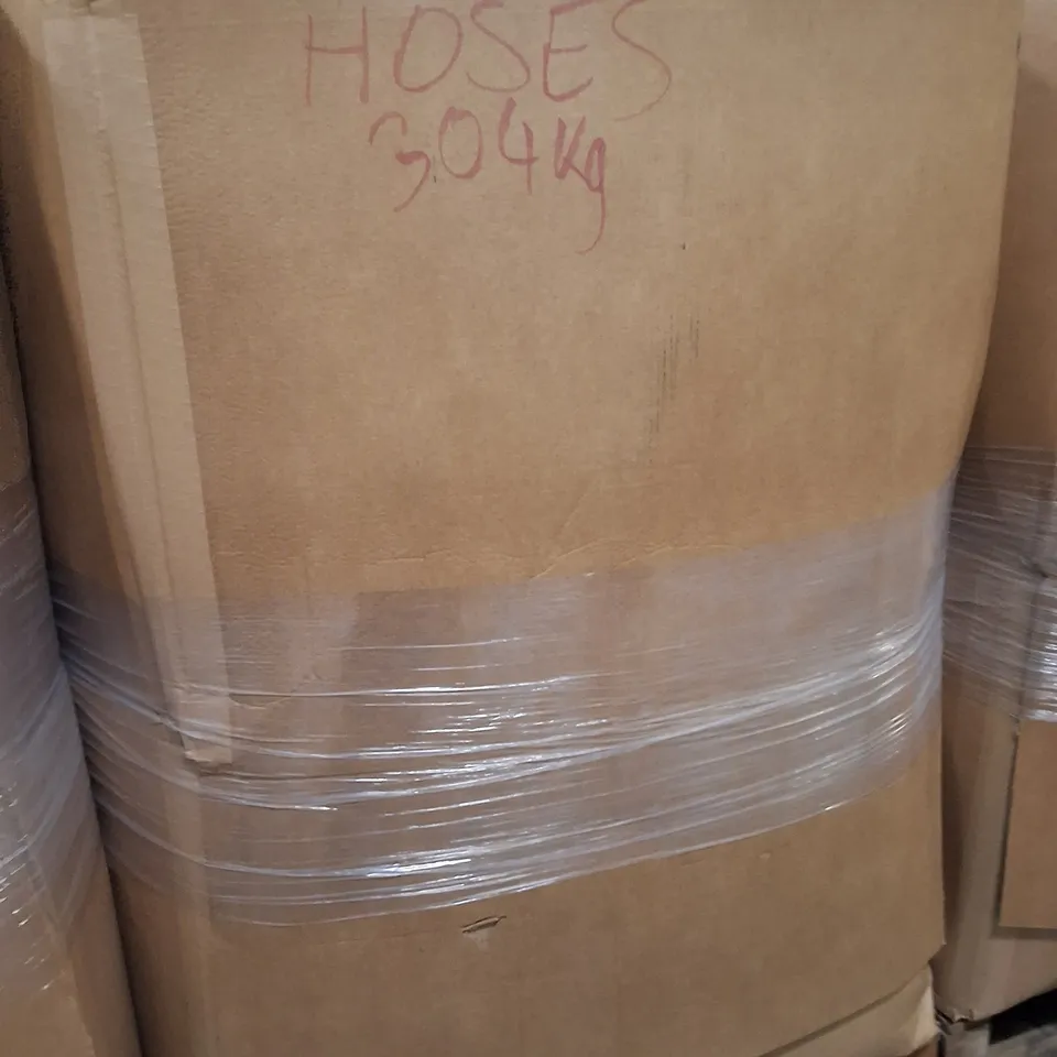 PALLET CONTAINING A LARGE QUANTITY OF HOSES