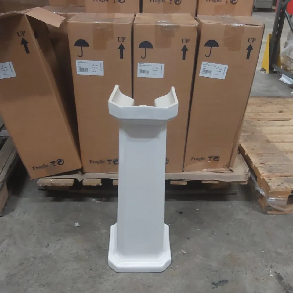 PALLET CONTAINING A LARGE QUANTITY OF LECICO HAMILTON PEDESTALS