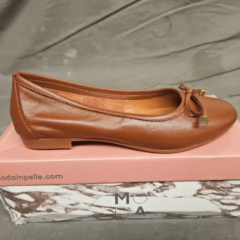 BOXED PAIR OF MODA IN PELLE EVIEE BOW DETAIL UNLINED BALLERINA SHOE - UK SIZE 37