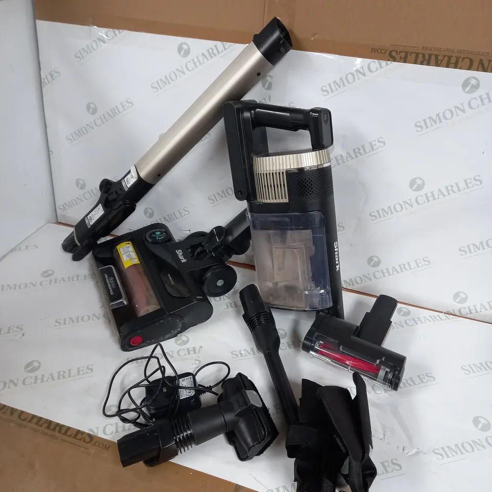 SHARK CORDESS STICK VACUM