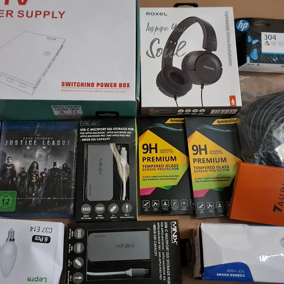 LARGE QUANTITY OF ASSORTED ITEMS TO INCLUDE CCTV POWER SUPPLY, ROXEL HEADPHONES AND SSD STORAGE HUBS