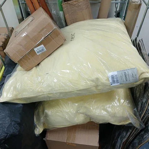 APPROXIMATELY 12 ASSORTED ITEMS TO INCLUDE CUSHIONS, WALL DECOR TILES, DIGGING SPADE, ETC - COLLECTION ONLY