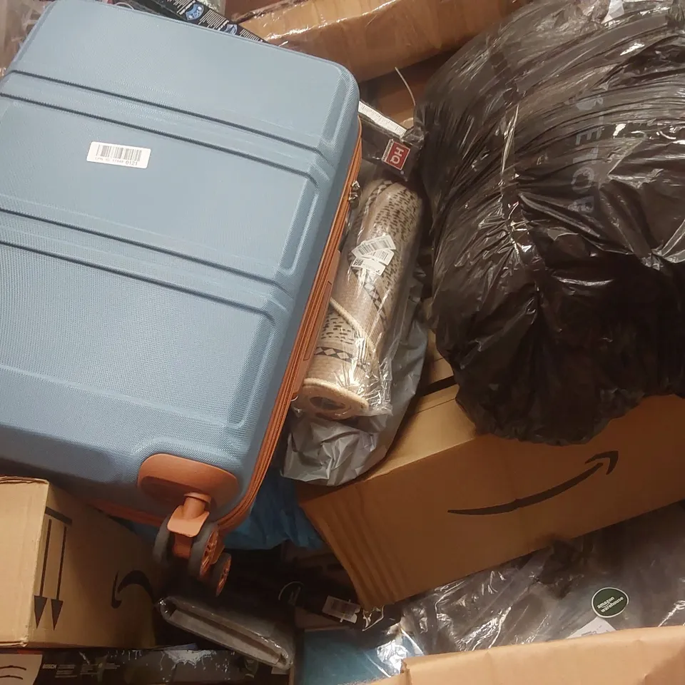 PALLET CONTAINING A VERY LARGE QUANTITY OF ASSORTED ITEMS INCLUDING: SUITCASE, RUGS, WINDSCREEN WIPER BLADES ECT