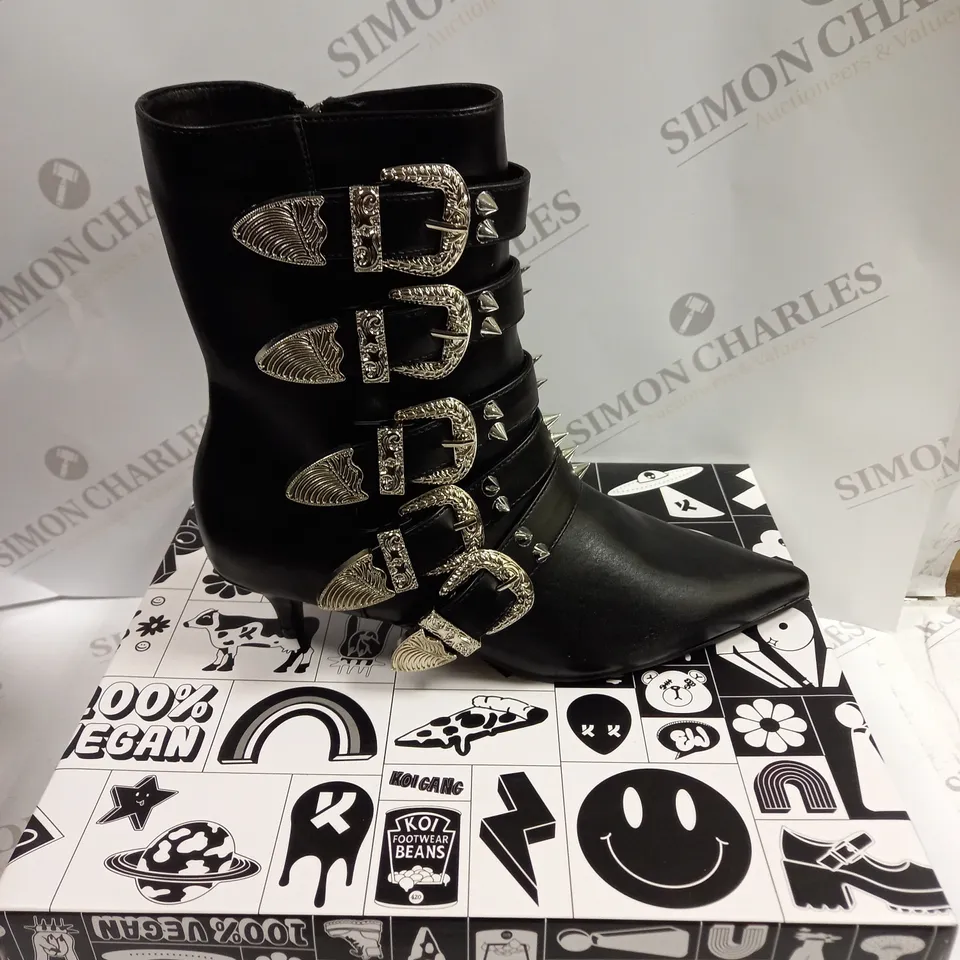 BOXED KOI FOOTWEAR TRAITOR ZONE SPIKED BOOTS - 6