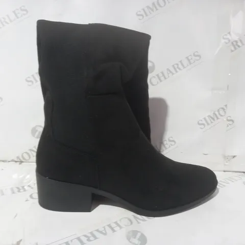 BOXED PAIR OF TRUFFLE COLLECTION KNEE HIGH BOOTS IN BLACK SIZE 7