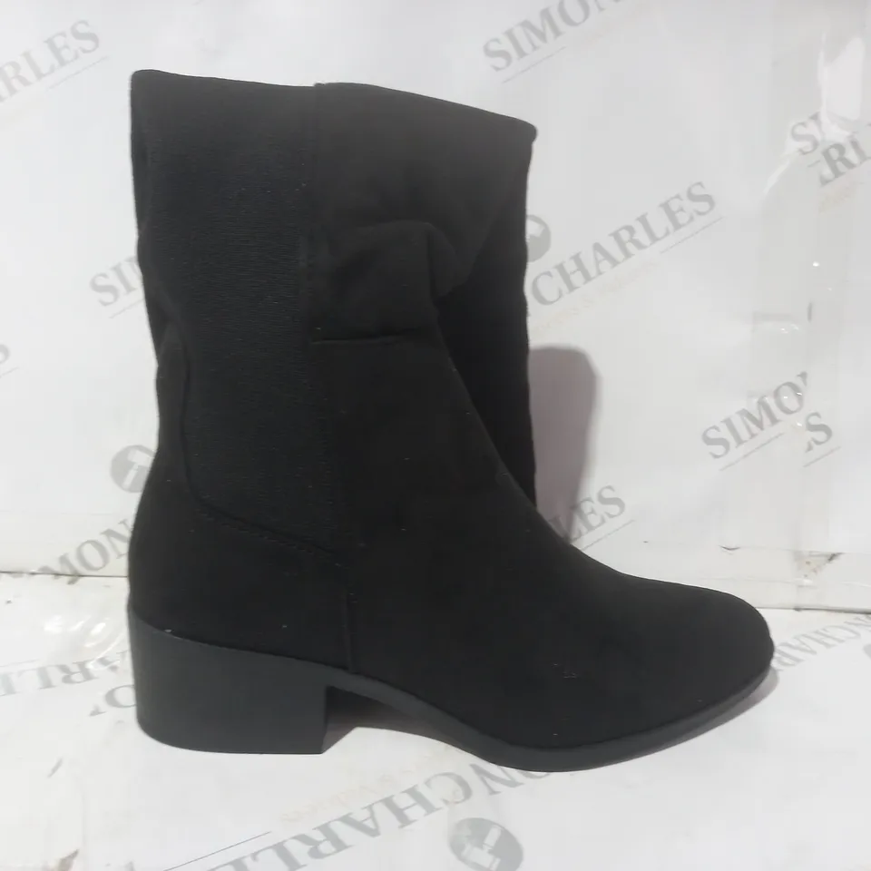 BOXED PAIR OF TRUFFLE COLLECTION KNEE HIGH BOOTS IN BLACK SIZE 7