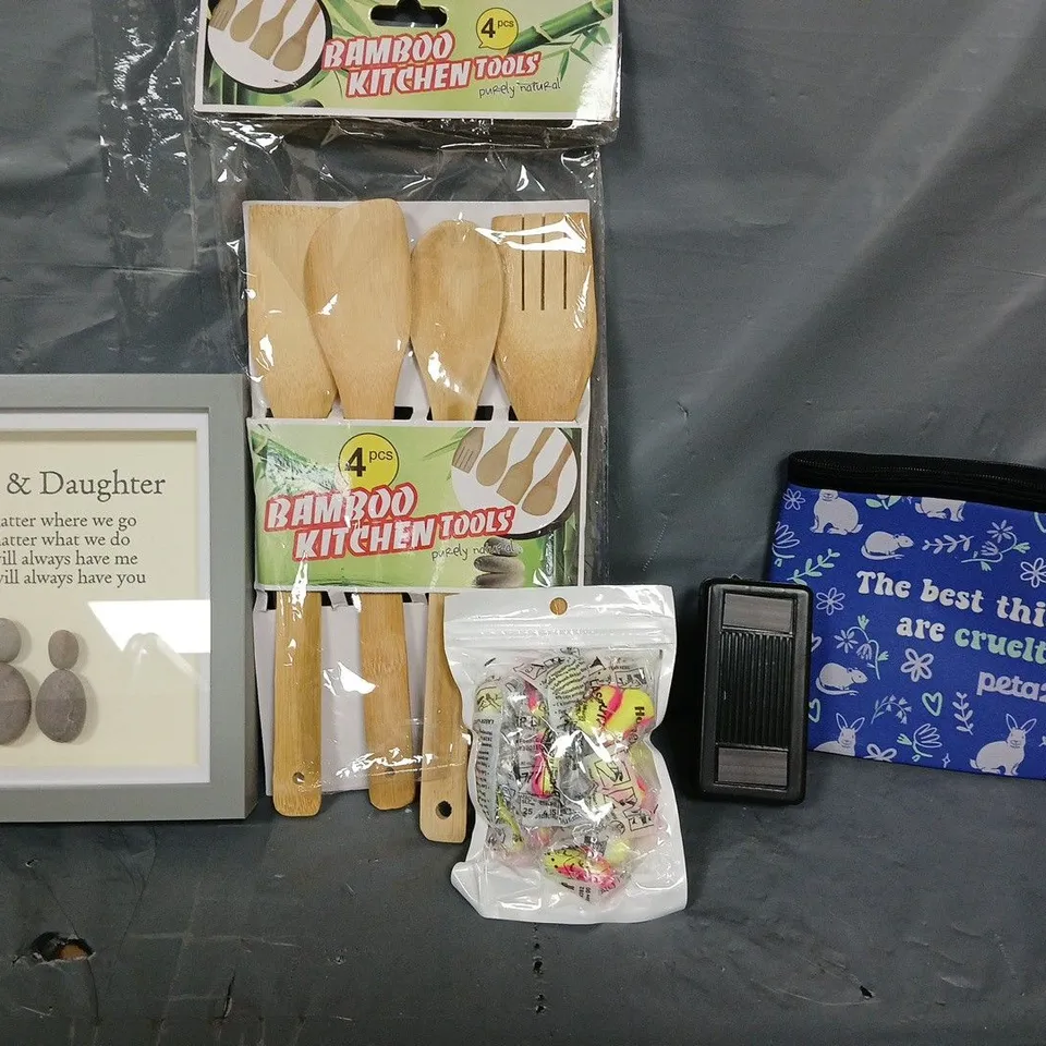 APPROXIMATELY 12 ASSORTED ITEMS TO INCLUDE - BAMBOO KITCEN TOOLS , MUM & DAUGHTER FRAME ETC