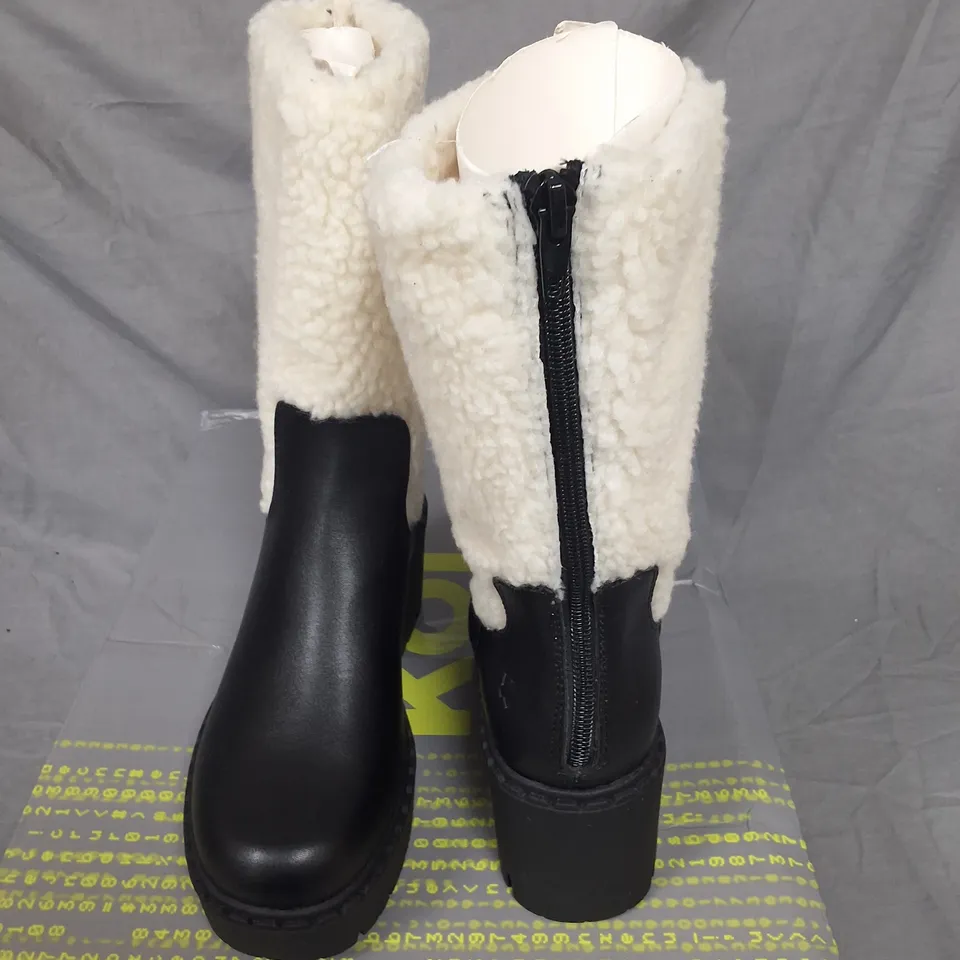 PAIR OF KOI TEXEL SHEARLING SWITCH BOOTS IN BLACK SIZE UK 3