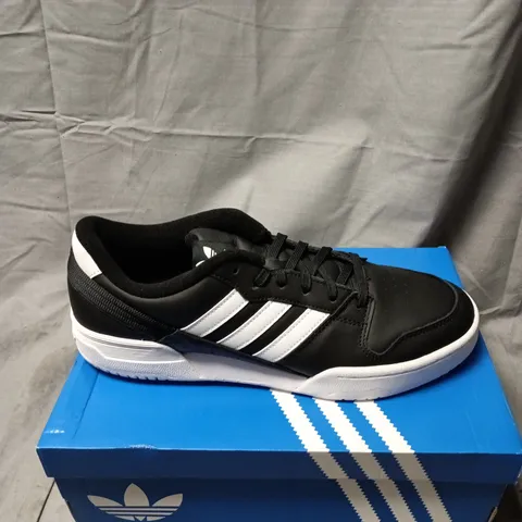 ADIDAS SNEAKERS – BLACK WITH WHITE 3-STRIPE DESIGN SIZE 11 BOXED