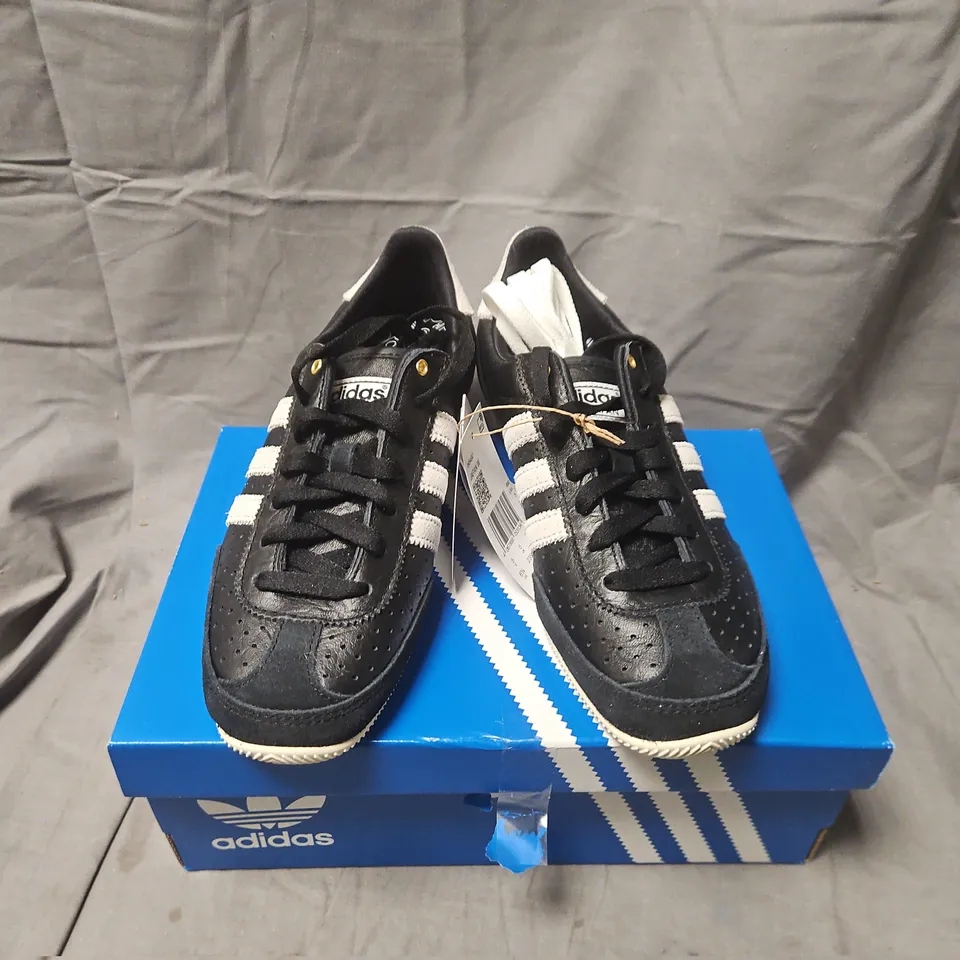 BOXED ADIDAS JAPAN WOMEN'S SNEAKERS BLACK/WHITE – UK 5 (US 6.5)