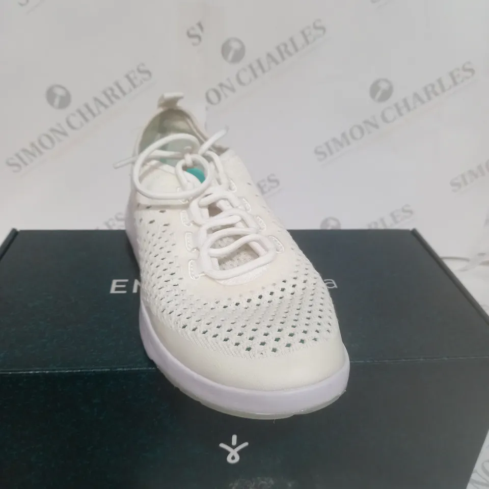 BOXED PAIR OF EMU MIKI MACHINE WASHABLE TRAINER - SIZE 6