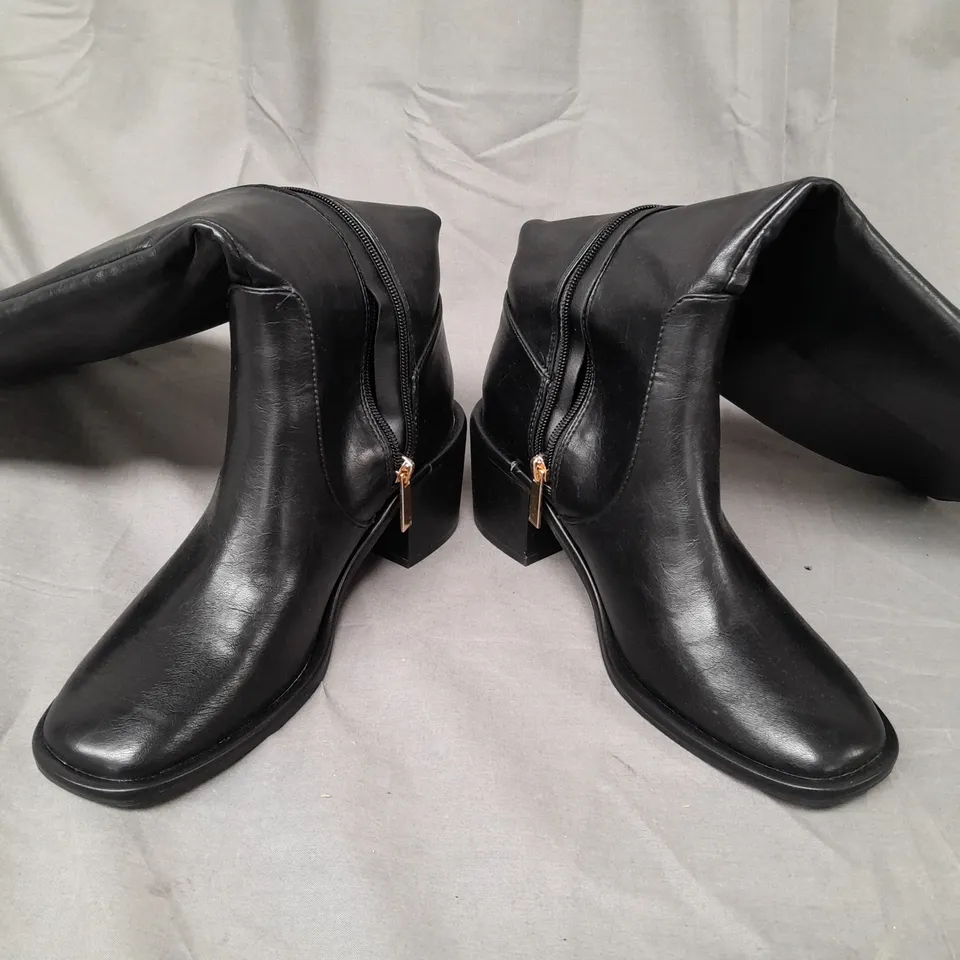 BOXED PAIR OF V BY VERY KNEE-HIGH SHOES IN BLACK SIZE 6