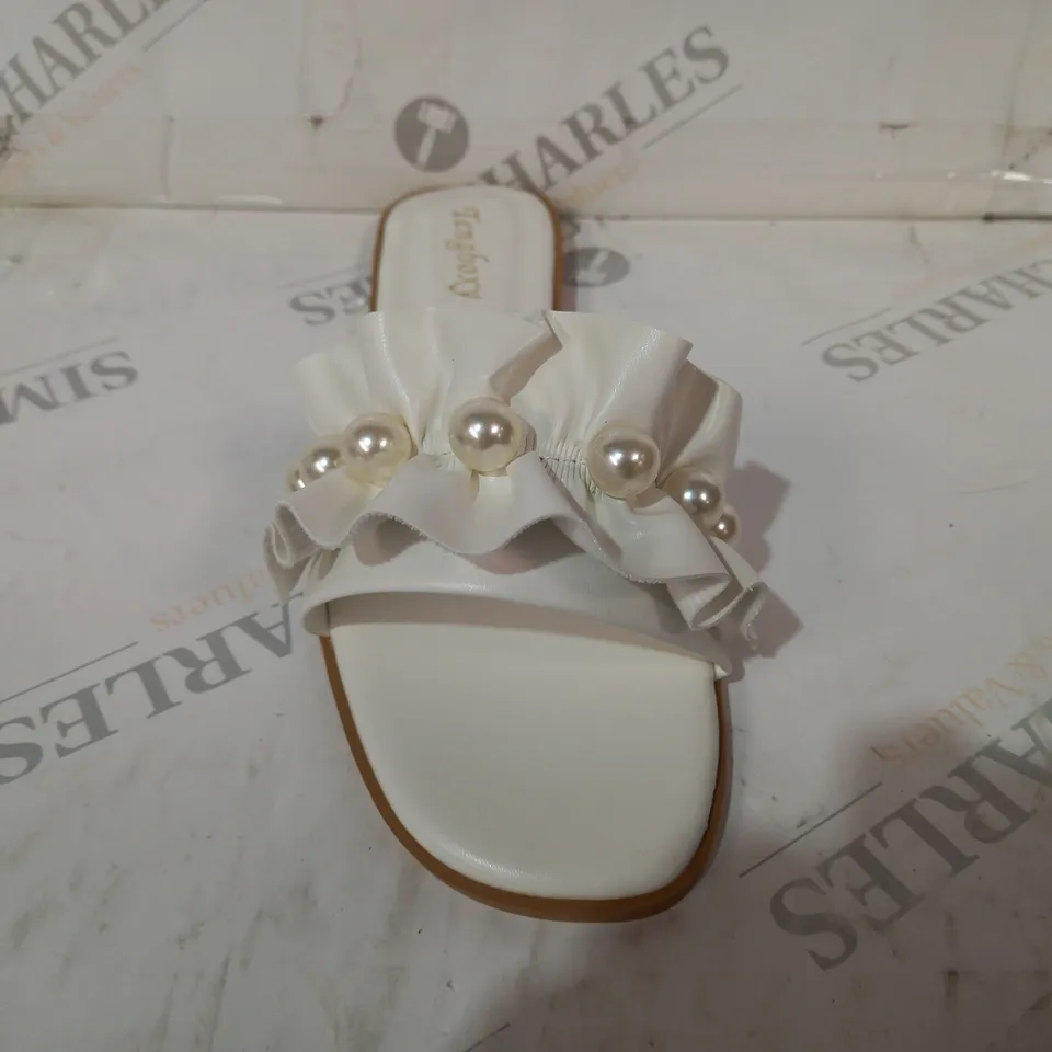 BOXED PAIR OF TENGBOXY OPEN TOE FLAT SLIDERS IN WHITE W. PEARL EFFECT EU SIZE 40